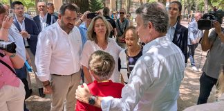 Este crío protagonizó uno de los momentos más entrañables del paso de Feijóo por Guadalajara. (Foto: La Crónic@)