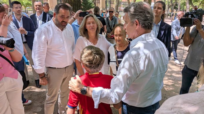 Este crío protagonizó uno de los momentos más entrañables del paso de Feijóo por Guadalajara. (Foto: La Crónic@)