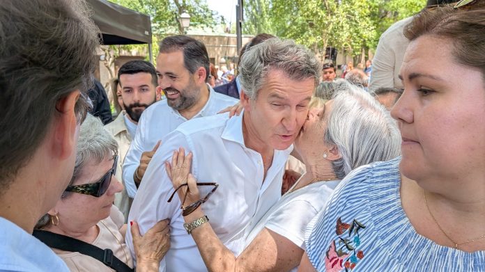 Feijóo ya se dio su pequeño baño de masas en el pasado mes de junio en Guadalajara. (Foto: La Crónic@)