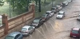 Un torrente de agua bajaba por la calle Ferial este miércoles, mientras el granizo cubría de blanco la ciudad de Guadalajara donde aún no había sido arrastrado por la lluvia.