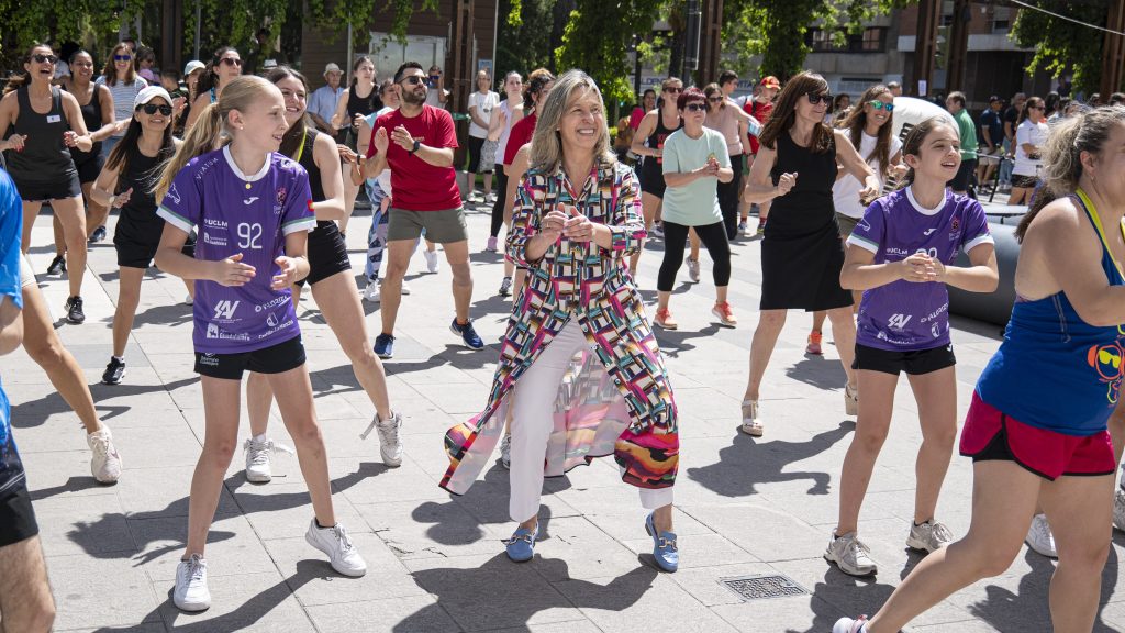 Guarinos se arranca bailar/zumbear en plena plaza de Santo Domingo. (Foto: Ayuntamiento de Guadalajara)