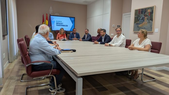 Guarinos y sus concejales, durante el balance de los dos primeros años de gestión municipal en el Ayuntamiento de Guadalajara. (Foto: La Crónic@)