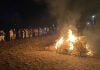 La Chopera prendió su hoguera de San Juan Hoguera en el río Henares