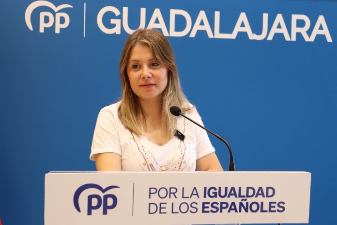 Itziar Asenjo, durante su intervención en la sede provincial del PP de Guadalajara.