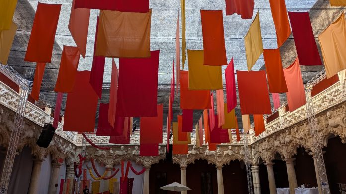El Patio de los Leones del Palacio del Infantado durante la última jornada del Maratón de los Cuentos 2025, en Guadalajara. (Foto: La Crónic@)