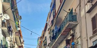 Mercado callejero napolitano en el barrio español.