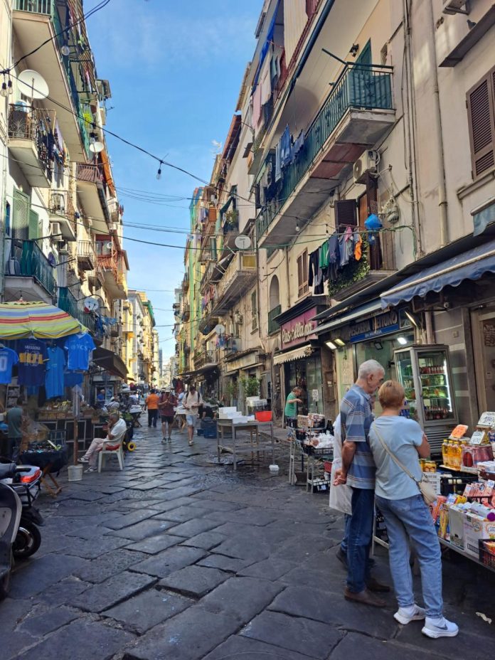 Mercado callejero napolitano en el barrio español.