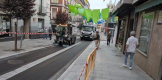 Al tercer día resucitó la calle Miguel Fluiters Una barredora y una cisterna acicalan en lo posible la calle Miguel Fluiters recién asfaltada el 11 de junio de 2025. (Foto: La Crónic@)