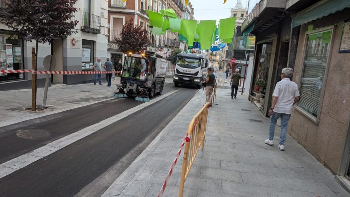 Una barredora y una cisterna acicalan en lo posible la calle Miguel Fluiters recién asfaltada el 11 de junio de 2025. (Foto: La Crónic@)