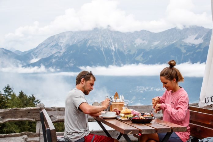 Innsbruck es un lugar perfecto para comer gastronomía exquisita, ya sea tradicional o moderna. Y hacerlo, además, en buena compañía en un entorno privilegiado. (Foto: Erwin Haiden)