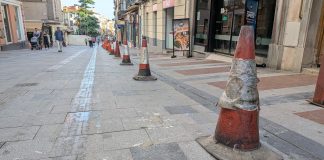 Las únicas obras que se están haciendo estos días en la Calle Mayor son los grandes taladros para colocar las talanqueras del encierro. (Foto: La Crónic@)