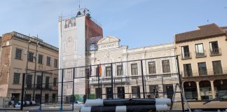 Instalación de una pista de pádel en la Plaza Mayor de Guadalajara, en imagen del 3 de junio de 2025. (Foto: La Crónic@)