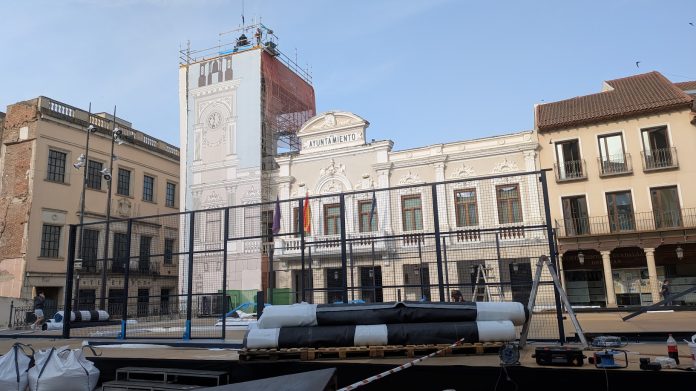 Instalación de una pista de pádel en la Plaza Mayor de Guadalajara, en imagen del 3 de junio de 2025. (Foto: La Crónic@)