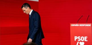 Pedro Sánchez abandona la sala de prensa de la sede nacional del PSOE el 12 de junio de 2025. (Foto: EP)