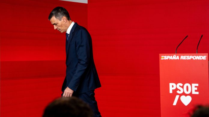Pedro Sánchez abandona la sala de prensa de la sede nacional del PSOE el 12 de junio de 2025. (Foto: EP)