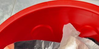 La placa de la discordia por el nombre de Santos Cerdán, en la basura.