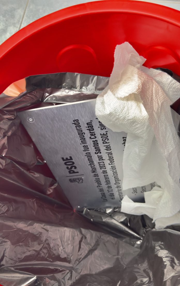 La placa de la discordia por el nombre de Santos Cerdán, en la basura.