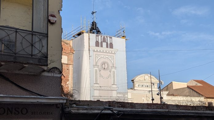 La torre del Ayuntamiento de Guadalajara, en la actualidad, vísperas de la retirada del andamio. (Foto: La Crónic@)