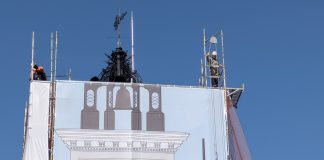 Los operarios encargados del desmontaje, en lo alto del andamio de la torre del Ayuntamiento de Guadalajara el 23 de junio de 2025. (Foto: La Crónic@)