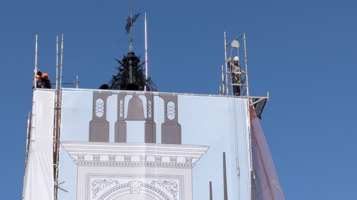 Los operarios encargados del desmontaje, en lo alto del andamio de la torre del Ayuntamiento de Guadalajara el 23 de junio de 2025. (Foto: La Crónic@)