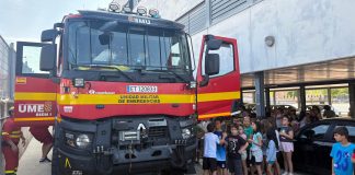 Camión de la UME en el colegio "La Senda", de Cabanillas del Campo.