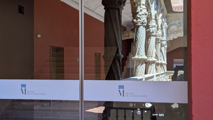 Acceso a una de las salas del Museo de Guadalajara, con el reflejo del Patio de los Leones del Palacio del Infantado. (Foto: La Crónic@)