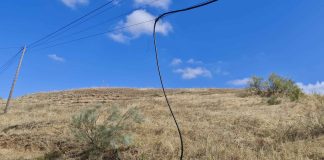 Los ladrones "trabajaban" a la luz del día sobre este tendido de El Casar. (Foto: Guardia Civil)