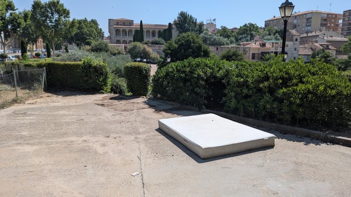 Colchón al sol en una de las zonas más transitadas de Guadalajara, y también sin sombra, en este julio de 2025. (Foto: La Crónic@)