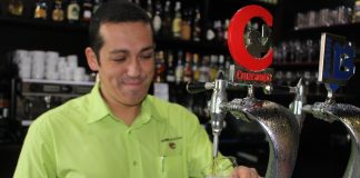 Que te sirvan en un bar, camino de convertirse en un lujo por la falta de camareros Camarero