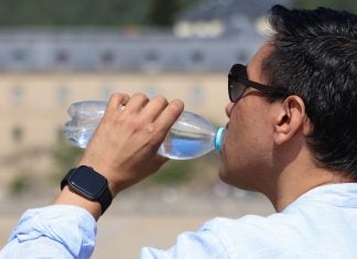 España recibe con calor, real, al Papa Agua para el calor. (Foto: Marta Fernández / EP)