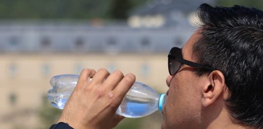 España recibe con calor, real, al Papa Agua para el calor. (Foto: Marta Fernández / EP)