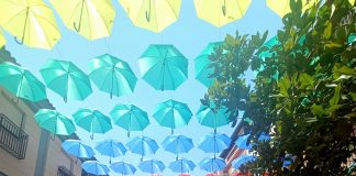 Los paraguas dan protección contra el calor en las calles comerciales de Valdepeñas.