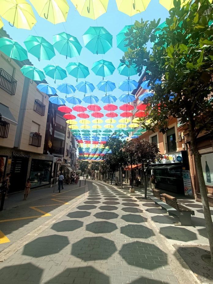 Los paraguas dan protección contra el calor en las calles comerciales de Valdepeñas.