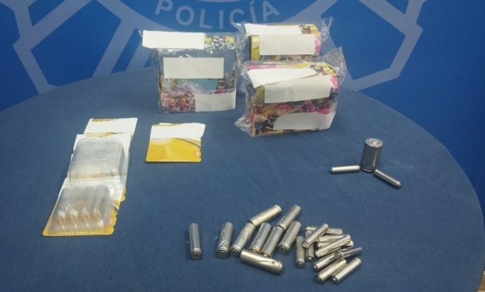 Ejemplos de las pilas que salían de la fábrica clandestina de Toledo. (Foto: CNP)