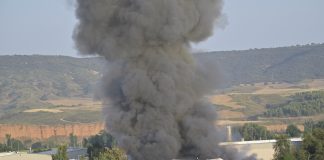 Incendio en una empresa de baterías de litio y de pilas, a 4 de junio de 2025, en Azuqueca de Henares, Guadalajara, Castilla-La Mancha (España). Un incendio declarado sobre las 19.00 horas de hoy en una empresa de baterías de litio y de pilas situado en el Polígono Industrial Ródano de Azuqueca de Henares ha puesto en alerta a la población de este municipio guadalajareño, que ronda los 36.000 habitantes. En el operativo movilizado por el 112 participan bomberos de Sigüenza, Guadalajara, Azuqueca y Madrid, y policías locales de Azuqueca, Alovera y Cabanillas del Campo. Agentes de la Guardia Civil, bomberos forestales, Protección Civil de Alovera y una UVI y una ambulancia de soporte vital básico en preventivo también forman parte del dispositivo desplegado en la zona. Rafael Martín / Europa Press 04 JULIO 2025;INCENDIO;BOMBEROS;FUEGO;BATERÍAS;PILAS;SUCESO 04/7/2025