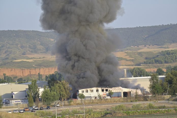 Incendio en una empresa de baterías de litio y de pilas, a 4 de junio de 2025, en Azuqueca de Henares, Guadalajara, Castilla-La Mancha (España). Un incendio declarado sobre las 19.00 horas de hoy en una empresa de baterías de litio y de pilas situado en el Polígono Industrial Ródano de Azuqueca de Henares ha puesto en alerta a la población de este municipio guadalajareño, que ronda los 36.000 habitantes. En el operativo movilizado por el 112 participan bomberos de Sigüenza, Guadalajara, Azuqueca y Madrid, y policías locales de Azuqueca, Alovera y Cabanillas del Campo. Agentes de la Guardia Civil, bomberos forestales, Protección Civil de Alovera y una UVI y una ambulancia de soporte vital básico en preventivo también forman parte del dispositivo desplegado en la zona. Rafael Martín / Europa Press 04 JULIO 2025;INCENDIO;BOMBEROS;FUEGO;BATERÍAS;PILAS;SUCESO 04/7/2025