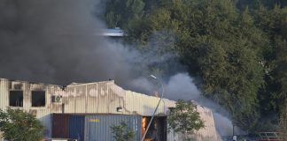 Ventanas abiertas: la primera anulación de la alerta, a primera hora del sábado Incendio en una empresa de baterías de litio y de pilas, a 4 de junio de 2025, en Azuqueca de Henares, Guadalajara, Castilla-La Mancha (España). Un incendio declarado sobre las 19.00 horas de hoy en una empresa de baterías de litio y de pilas situado en el Polígono Industrial Ródano de Azuqueca de Henares ha puesto en alerta a la población de este municipio guadalajareño, que ronda los 36.000 habitantes. En el operativo movilizado por el 112 participan bomberos de Sigüenza, Guadalajara, Azuqueca y Madrid, y policías locales de Azuqueca, Alovera y Cabanillas del Campo. Agentes de la Guardia Civil, bomberos forestales, Protección Civil de Alovera y una UVI y una ambulancia de soporte vital básico en preventivo también forman parte del dispositivo desplegado en la zona. Rafael Martín / Europa Press 04 JULIO 2025;INCENDIO;BOMBEROS;FUEGO;BATERÍAS;PILAS;SUCESO 04/7/2025