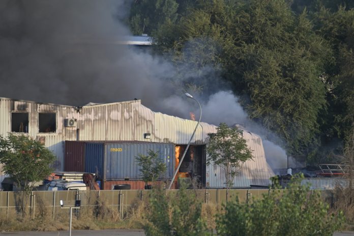 Incendio en una empresa de baterías de litio y de pilas, a 4 de junio de 2025, en Azuqueca de Henares, Guadalajara, Castilla-La Mancha (España). Un incendio declarado sobre las 19.00 horas de hoy en una empresa de baterías de litio y de pilas situado en el Polígono Industrial Ródano de Azuqueca de Henares ha puesto en alerta a la población de este municipio guadalajareño, que ronda los 36.000 habitantes. En el operativo movilizado por el 112 participan bomberos de Sigüenza, Guadalajara, Azuqueca y Madrid, y policías locales de Azuqueca, Alovera y Cabanillas del Campo. Agentes de la Guardia Civil, bomberos forestales, Protección Civil de Alovera y una UVI y una ambulancia de soporte vital básico en preventivo también forman parte del dispositivo desplegado en la zona. Rafael Martín / Europa Press 04 JULIO 2025;INCENDIO;BOMBEROS;FUEGO;BATERÍAS;PILAS;SUCESO 04/7/2025