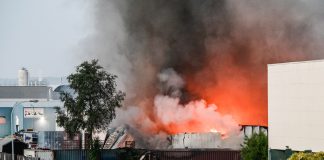 Incendio en una empresa de baterías de litio y de pilas, a 4 de junio de 2025, en Azuqueca de Henares, Guadalajara, Castilla-La Mancha (España). Un incendio declarado sobre las 19.00 horas de hoy en una empresa de baterías de litio y de pilas situado en el Polígono Industrial Ródano de Azuqueca de Henares ha puesto en alerta a la población de este municipio guadalajareño, que ronda los 36.000 habitantes. En el operativo movilizado por el 112 participan bomberos de Sigüenza, Guadalajara, Azuqueca y Madrid, y policías locales de Azuqueca, Alovera y Cabanillas del Campo. Agentes de la Guardia Civil, bomberos forestales, Protección Civil de Alovera y una UVI y una ambulancia de soporte vital básico en preventivo también forman parte del dispositivo desplegado en la zona. Rafael Martín / Europa Press 04 JULIO 2025;INCENDIO;BOMBEROS;FUEGO;BATERÍAS;PILAS;SUCESO 04/7/2025