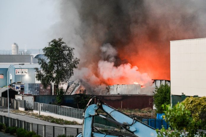Incendio en una empresa de baterías de litio y de pilas, a 4 de junio de 2025, en Azuqueca de Henares, Guadalajara, Castilla-La Mancha (España). Un incendio declarado sobre las 19.00 horas de hoy en una empresa de baterías de litio y de pilas situado en el Polígono Industrial Ródano de Azuqueca de Henares ha puesto en alerta a la población de este municipio guadalajareño, que ronda los 36.000 habitantes. En el operativo movilizado por el 112 participan bomberos de Sigüenza, Guadalajara, Azuqueca y Madrid, y policías locales de Azuqueca, Alovera y Cabanillas del Campo. Agentes de la Guardia Civil, bomberos forestales, Protección Civil de Alovera y una UVI y una ambulancia de soporte vital básico en preventivo también forman parte del dispositivo desplegado en la zona. Rafael Martín / Europa Press 04 JULIO 2025;INCENDIO;BOMBEROS;FUEGO;BATERÍAS;PILAS;SUCESO 04/7/2025