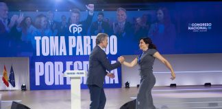 Prolegómenos, casi acrobáticos, de la intervención de Díaz Ayuso en Ifema. (Foto: EP)