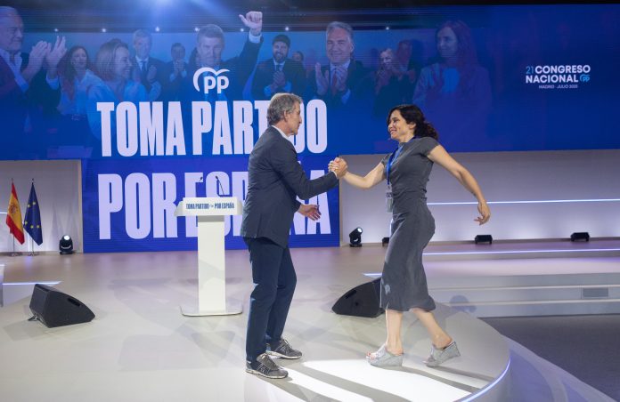 Prolegómenos, casi acrobáticos, de la intervención de Díaz Ayuso en Ifema. (Foto: EP)