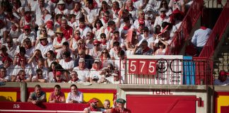 El torilero de Pamplona con su peculiar indumentaria, durante los sanfermines de este 2025. (Foto: EP)