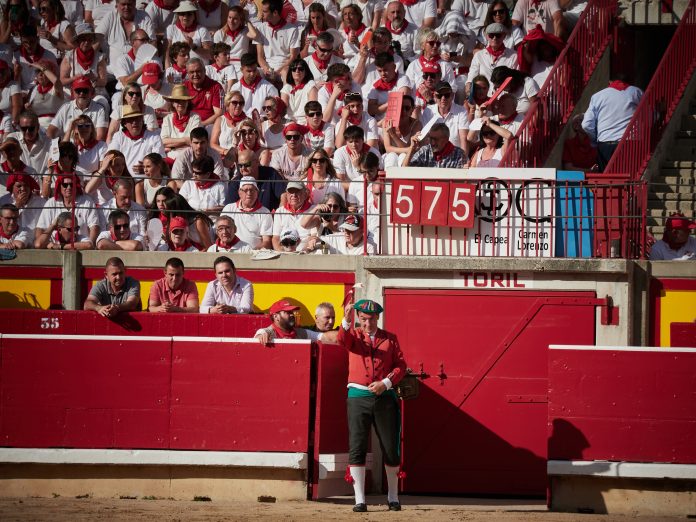 El torilero de Pamplona con su peculiar indumentaria, durante los sanfermines de este 2025. (Foto: EP)
