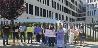 Familiares y amigos de Ramy piden justicia ante los juzgados de Guadalajara donde acudió el presunto autor del crimen.