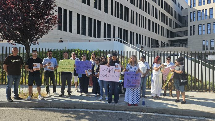 Familiares y amigos de Ramy piden justicia ante los juzgados de Guadalajara donde acudió el presunto autor del crimen.