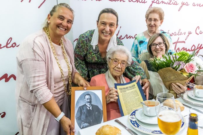 Guadalajara reconoce la trayectoria vital de Ana María Atares Soriano, nieta del alcalde Blas Soriano Palacín.