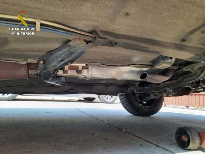 Uno de los vehículos afectados por el robo del catalizador en la provincia de Guadalajara. (Foto: Guardia Civil)