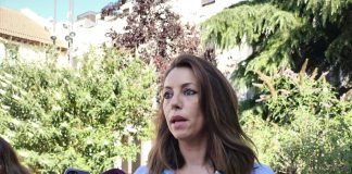 Lucía de Luz, durante sus declaraciones a los medios de comunicación.