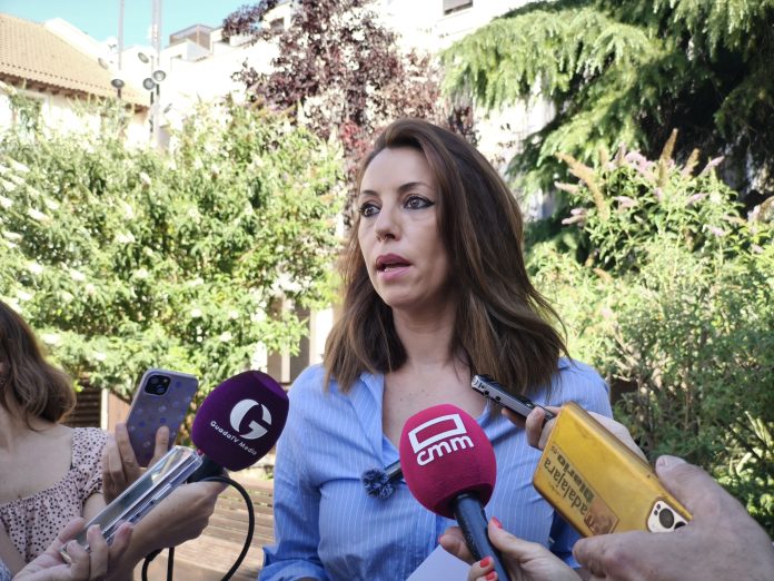 Lucía de Luz, durante sus declaraciones a los medios de comunicación.